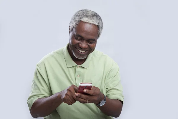 Yaşlı adam cep telefonu tutan