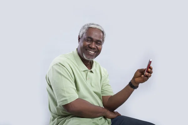 Yaşlı adam cep telefonu tutan