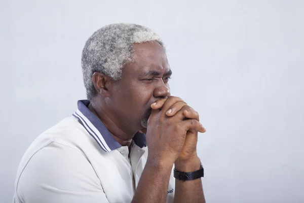 Yaşlı üzgün adam uzakta görünüyor