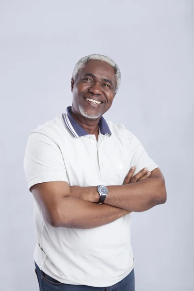 Yaşlı adam srossed eller ve gülümsüyor