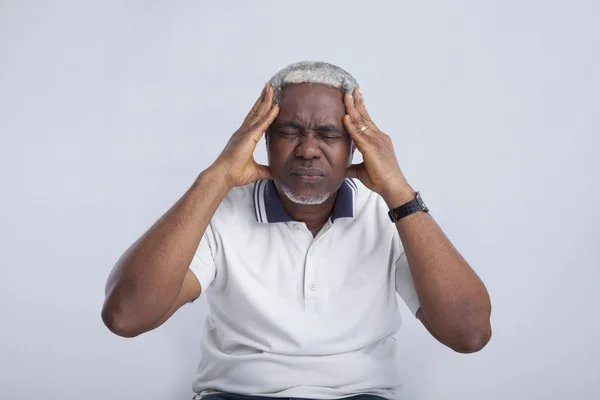 Hombre envejecido siente dolor en la cabeza — Foto de Stock