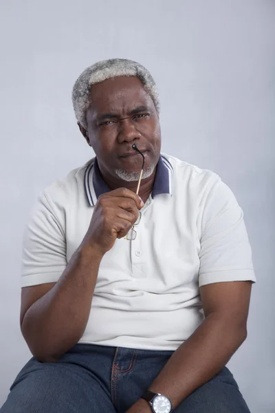 ciddi yaşlı adam sana baktığı gibi