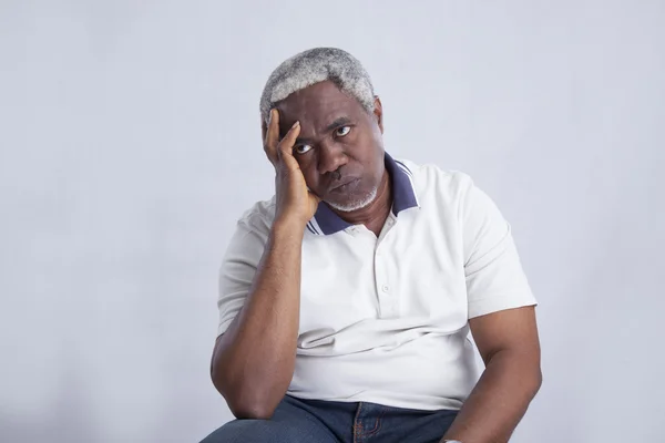 Yaşlı adam oturur sandalyeye sıkıcı