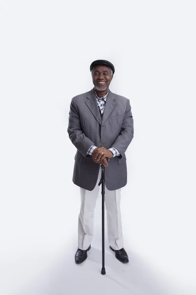 Baston gri ile şapkalı yaşlı adam