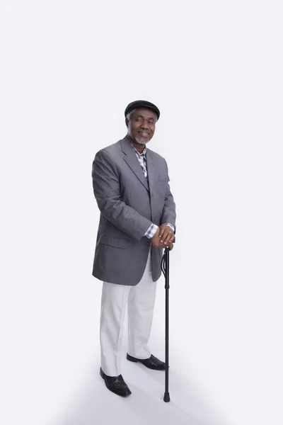 Baston gri ile şapkalı yaşlı adam