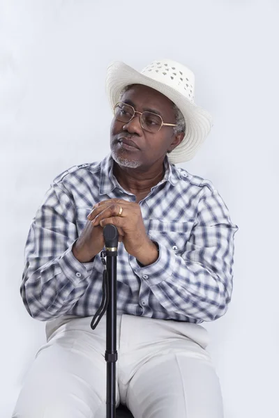 Hombre de edad en sombrero con bastón —  Fotos de Stock