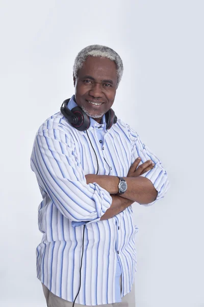 Hombre de edad con auriculares en gris — Foto de Stock