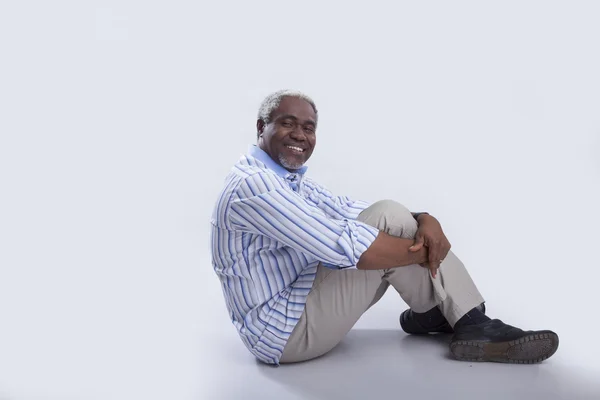 Hombre anciano sonriendo y posando en la cámara — Foto de Stock