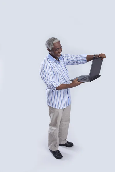 灰色のノート パソコンを持つ高齢者男 — ストック写真