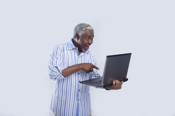 Gri laptop ile yaşlı adam