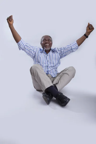Hombre anciano sonriendo y posando en la cámara — Foto de Stock
