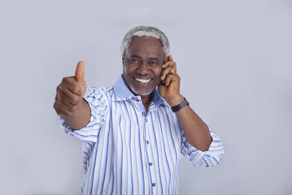 Cep telefonu konuşan yaşlı adam hareketleri