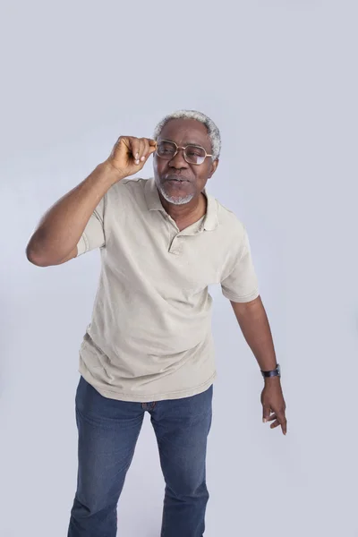 Un homme âgé porte des lunettes — Photo