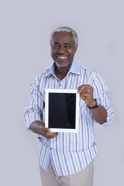 Пожилой человек использует цифровой планшет — стоковое фото