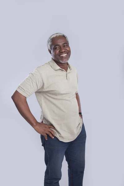 Hombre anciano sonriendo y posando en la cámara — Foto de Stock