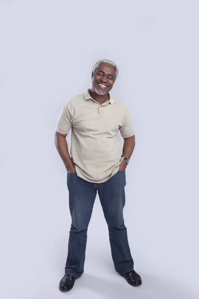 Hombre anciano sonriendo y posando en la cámara — Foto de Stock