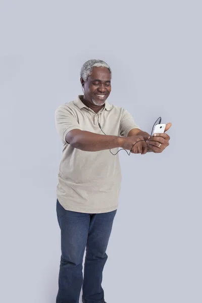 Homme âgé utilise un téléphone portable — Photo
