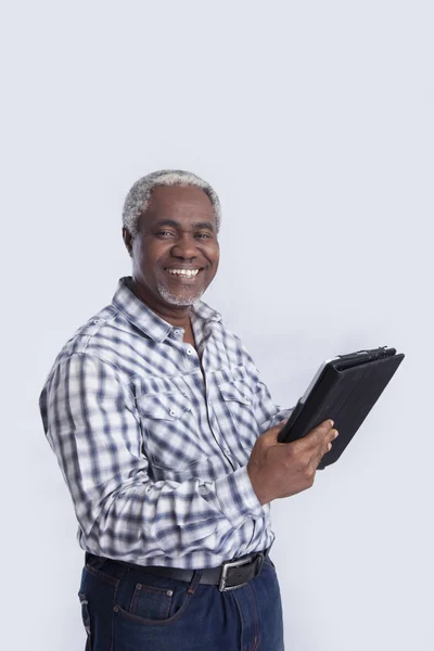 Yaşlı adam ile dijital tablet gülümsüyor