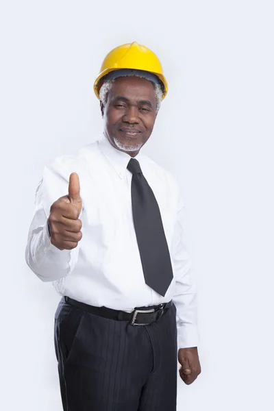Leeftijd zakenman in helm glimlacht — Stockfoto