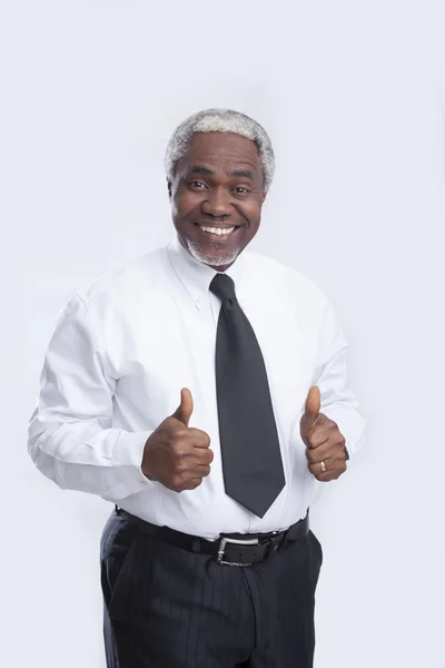 Homem de negócios envelhecido sorrisos e gestos OK — Fotografia de Stock