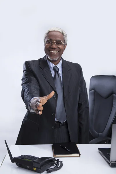 yaşlı işadamı, izni alır