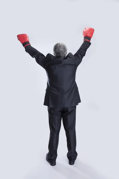 Uomo d'affari anziano con guanti da boxe — Foto Stock