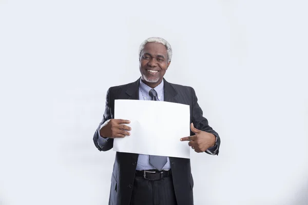 Hombre de negocios envejecido señala en hoja de papel — Foto de Stock