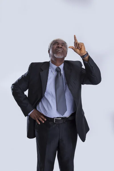 Anciano hombre de negocios haciendo gestos con el dedo índice — Foto de Stock