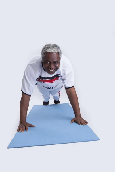 Uomo età pensionabile ricarica in studio — Foto Stock