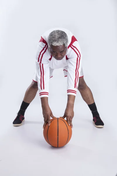 Deportista en uniforme jugando baloncesto — Foto de Stock