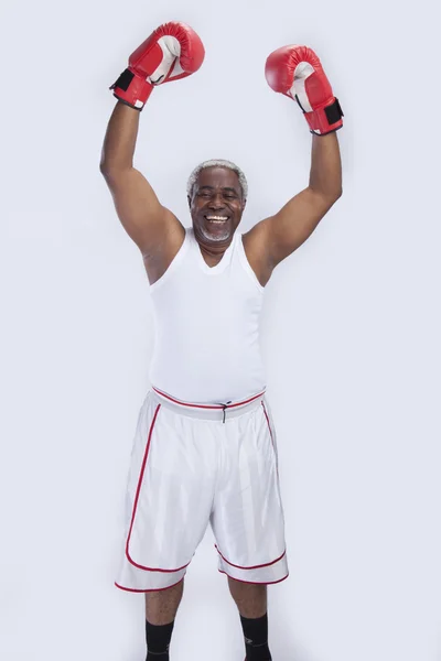 Deportista con guantes de boxeo sonriendo — Foto de Stock