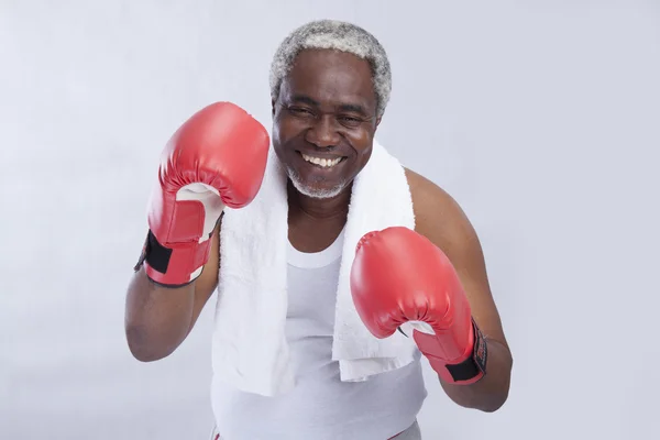 Deportista con guantes de boxeo y toalla — Foto de Stock