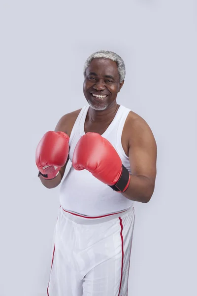 Deportista con guantes de boxeo sonriendo — Foto de Stock