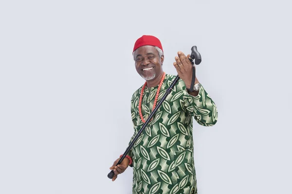 bir baston tutan adam