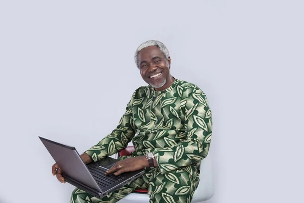 Africano americano homem com laptop — Fotografia de Stock