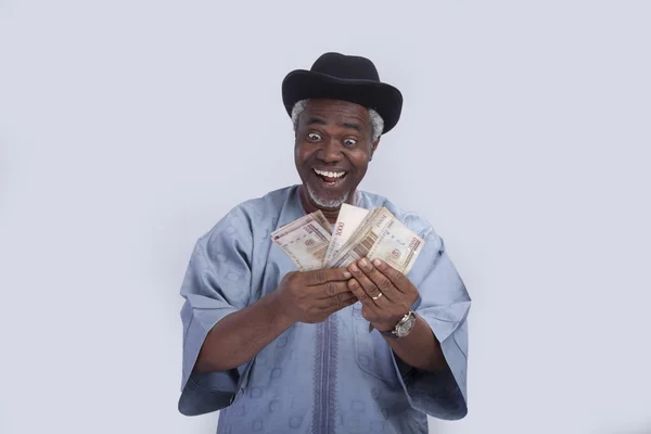 Elinde para tutan adam.