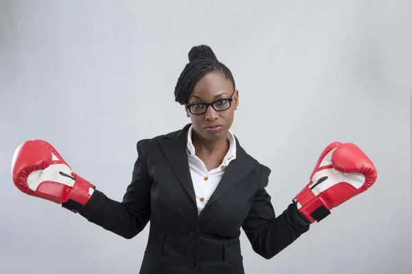 Femme d'affaires dans le concept de boxe — Photo