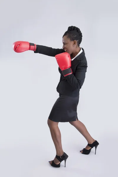 Femme d'affaires dans le concept de boxe — Photo