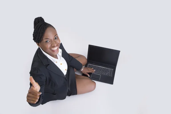 Zakenvrouw vreugde succes met laptop geïsoleerd — Stockfoto