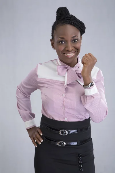 Businesswoman posing smiling on gray — Stock Photo, Image