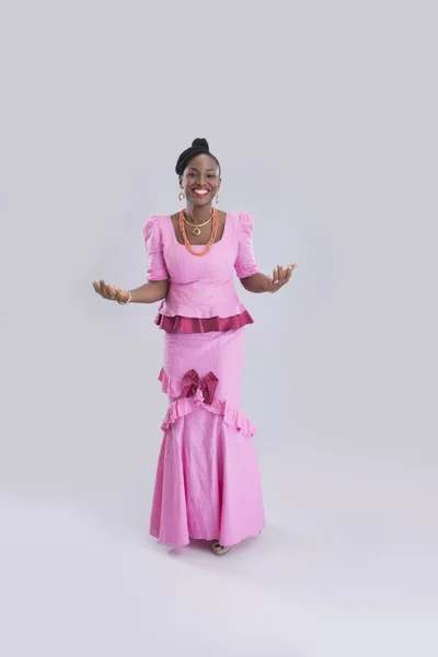 Gri üzerine dans pembe giymiş kadın