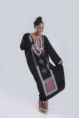 Arap kadın gülümseyerek poz