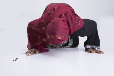 Boncuk Grey ile dua kadın