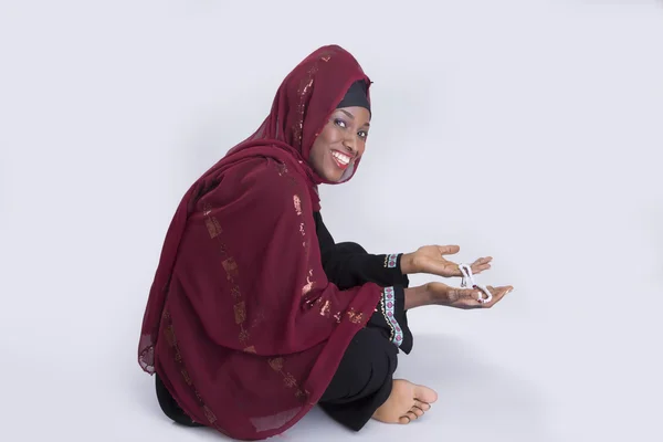 Mujer árabe posando sonriente sobre gris —  Fotos de Stock