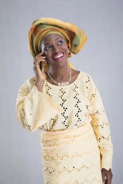 Mulher falando telefone e sorrindo isolado — Fotografia de Stock