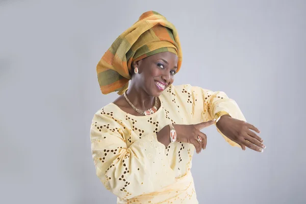 Kol saati ve gülümseyen kadın gösterir