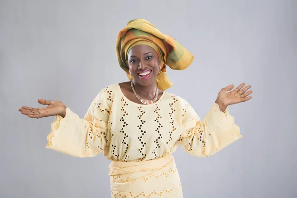 Kameraya poz ve gülümseyen kadın