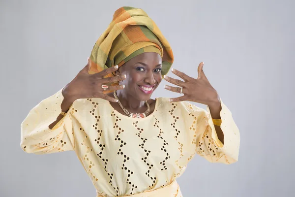 Kameraya poz ve gülümseyen kadın