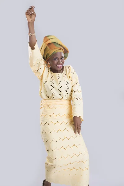 Dans ve izole gülümseyen kadın