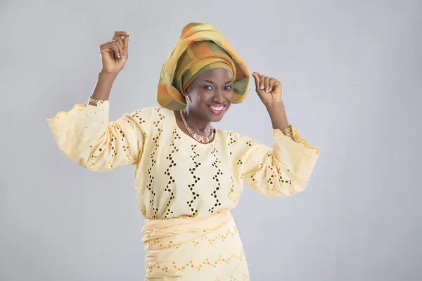 Dans ve izole gülümseyen kadın